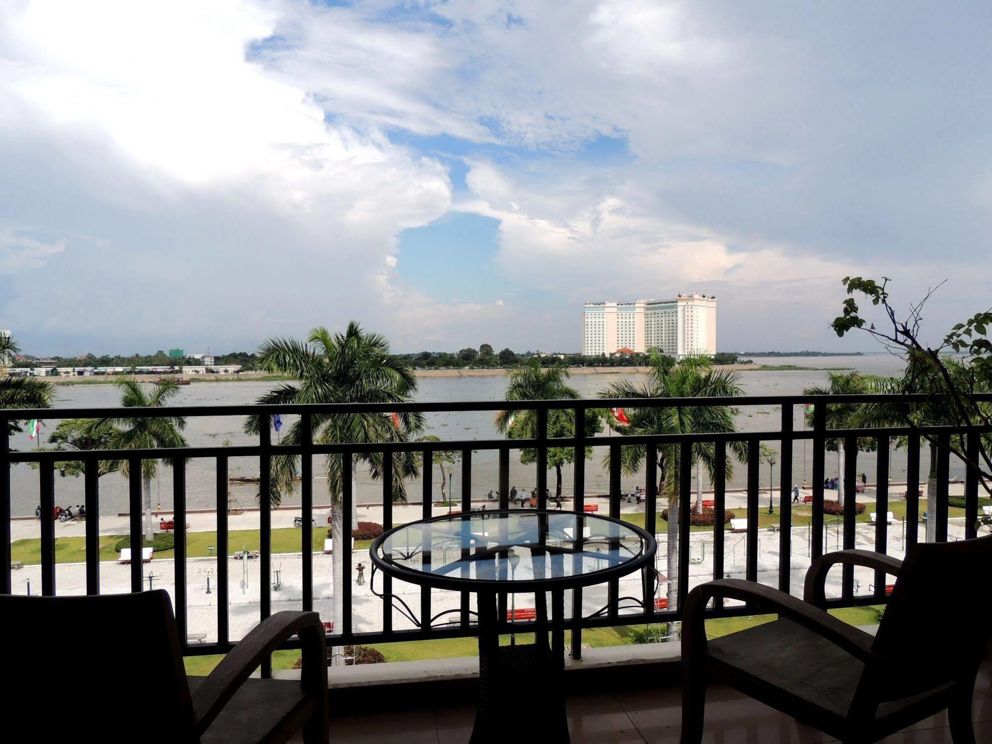 Bougainvillier Hotel Phnom Penh Exterior photo